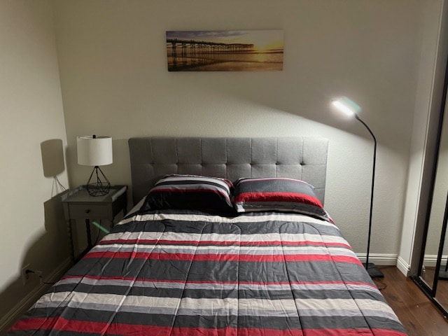 חדר שינה במסדרון עם מיטת קווין סייז אחת. 

קשיות מזרן: קשיחה בינונית. 