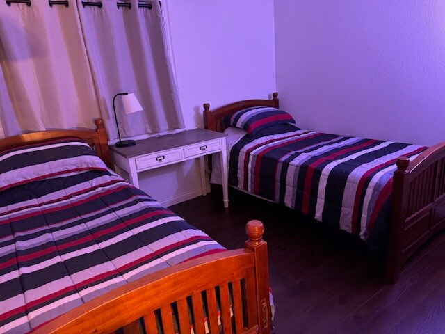 חדר זוגי במסדרון עם שתי מיטות נפרדות מעץ מלא.

קשיות המזרן: רכה .