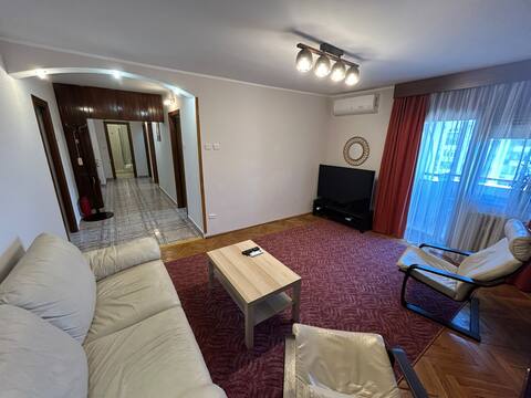 Top Airbnb: Ultracentral premium apartment, 3 rooms, parking space in Ploiești