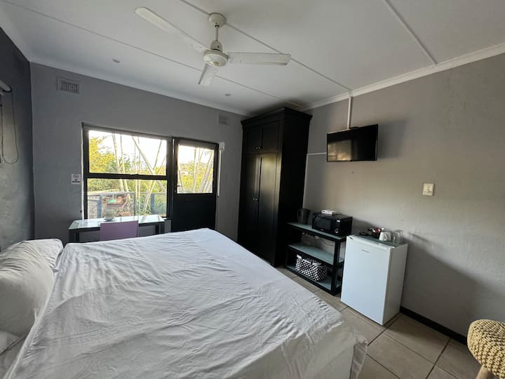 Comfortable 1-bedroom Suite With Sea Views - Dolphin Coast