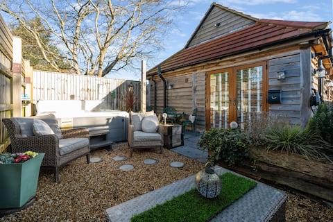 Peaceful New Forest barn retreat with Hot Tub