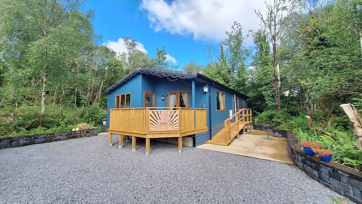 The Blue House - Romantic Mountain Cabin - Wi-fi - Donegal