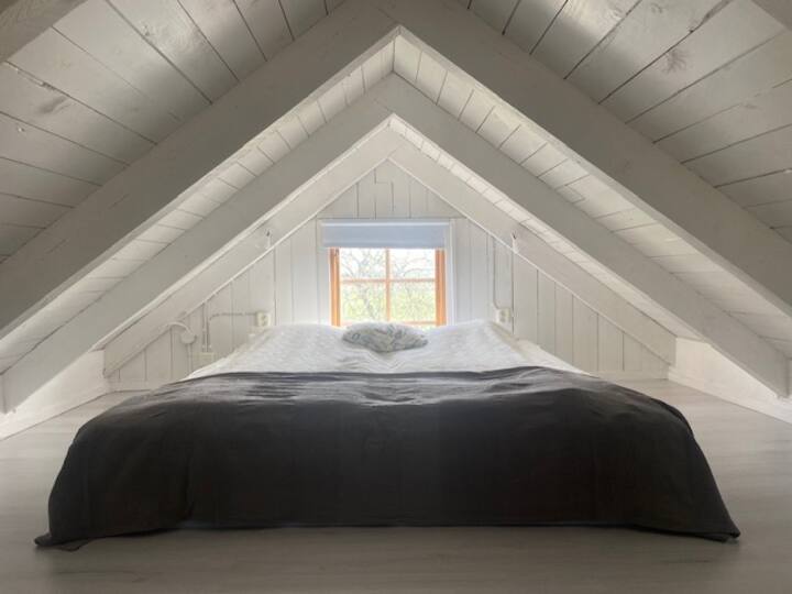 غرفة نوم علوية (أسرّة فردية يمكن فصلها عن بعضها)