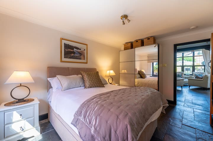 Silid - tulugan sa sahig na may king bed at 400 count linen.