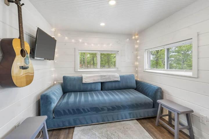 Pjesa e brendshme e shtëpisë së vogël - divan prej pelushi që paloset në një krevat dopio "queen". Nuk ka susta kutie të përdorura. Krevati qëndron poshtë në dysheme dhe është i fortë dhe i rehatshëm.