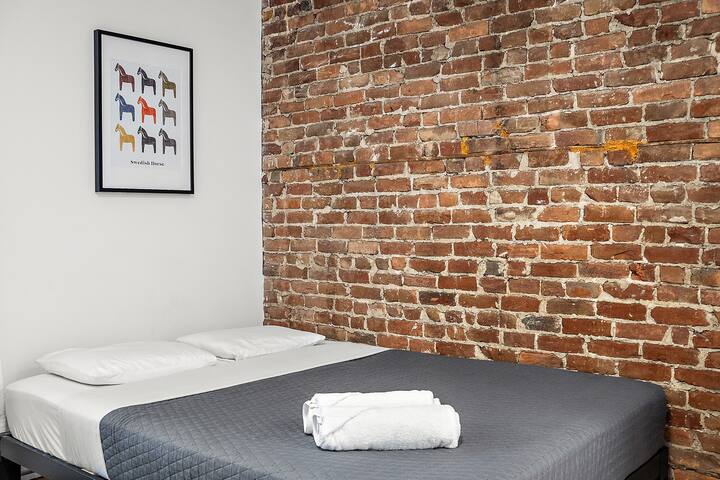 Montreal 4-BR 4-Balc Huge 2-Floor Condo Sleeps-20 gallery image 3