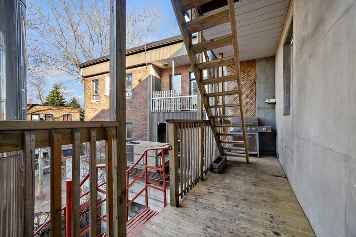 Montreal 4-BR 4-Balc Huge 2-Floor Condo Sleeps-20 gallery image 4