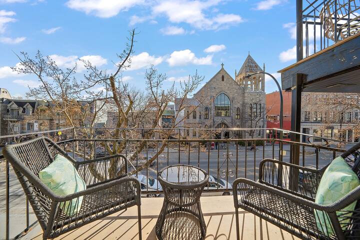 Montreal 4-BR 4-Balc Huge 2-Floor Condo Sleeps-20 gallery image 5