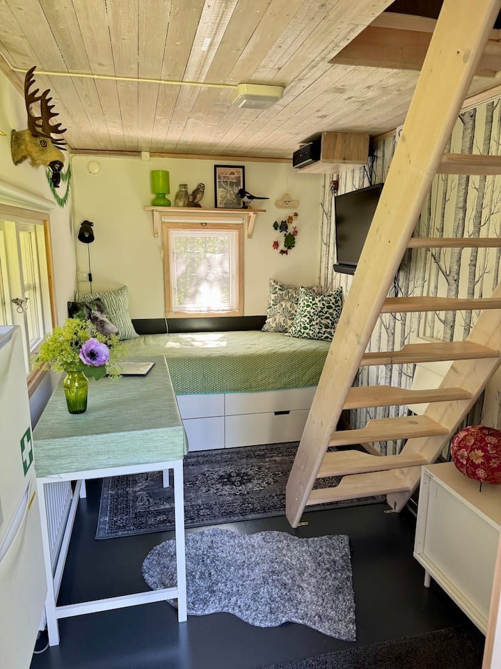 Chini ya sofabeti unaweza kupata quilt ya ziada, mifuko ya kufulia na vigingi vya nguo. Unaweza kutumia kompyuta kuingia kwenye Netflix n.k. 
Taarifa ya watalii na michezo ya kadi kwenye ubao wa pembeni chini ya ngazi. 