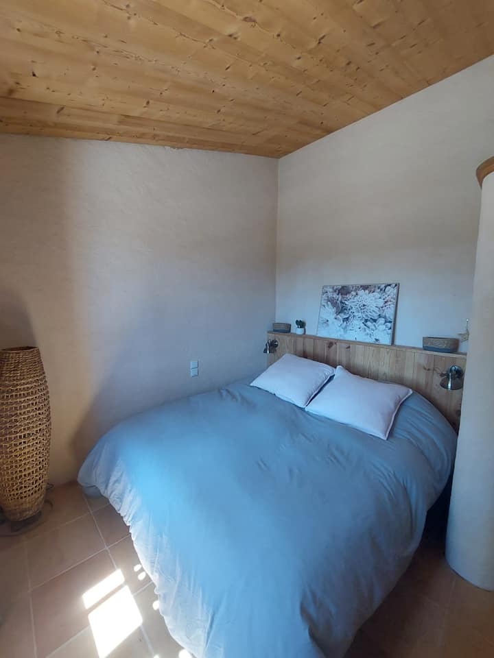 საძინებელი 1 : 1 ორადგილიანი საწოლი 160 × 200  და გარდერობი. 