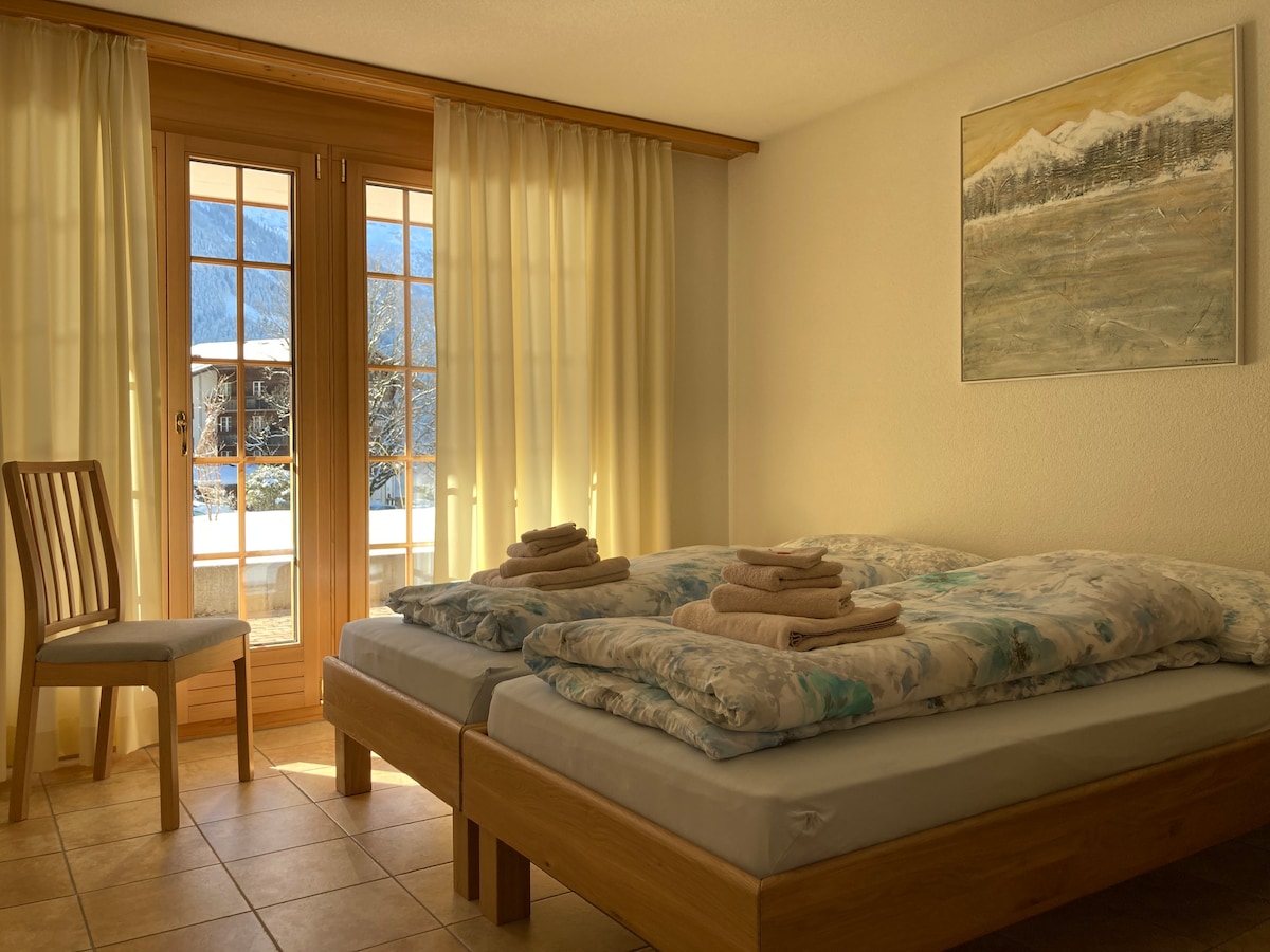 ห้องนอนที่ 1/พร้อมตู้เสื้อผ้า กระจก และทีวีติดผนัง