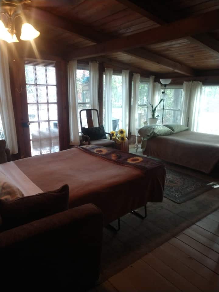 Მზის ოთახში განთავსებულია 2 საწოლი ან გადადის ლამაზ „თითქმის გარეთ“ მოსასვენებელ ოთახად.