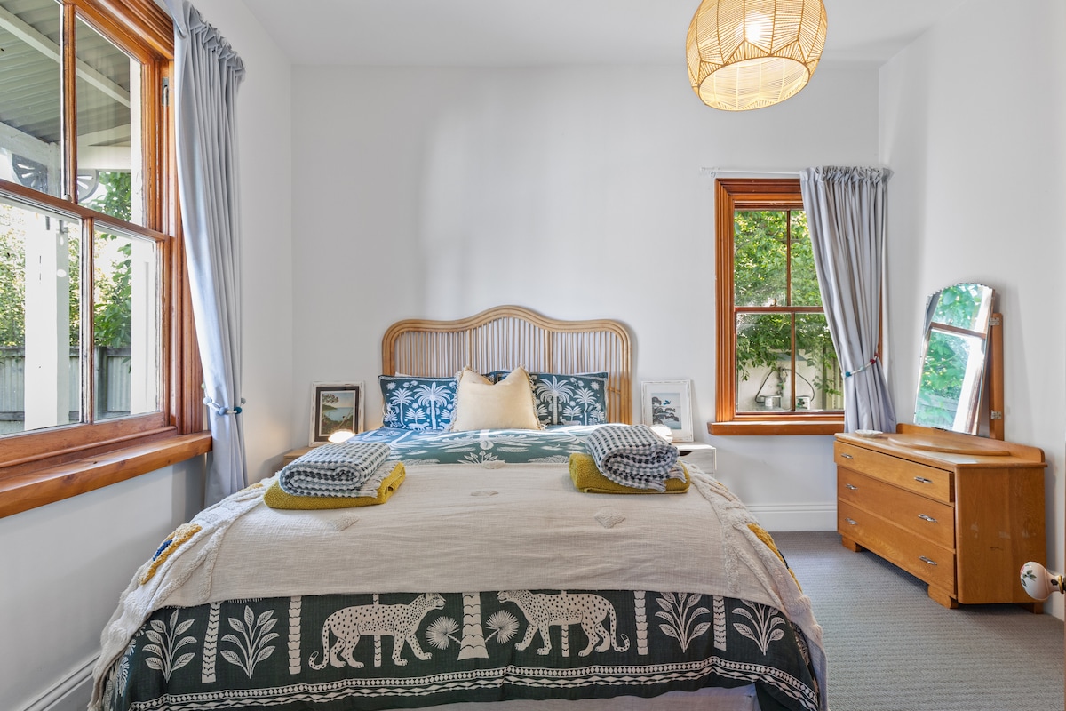 Slaapkamer één, queensize bed.