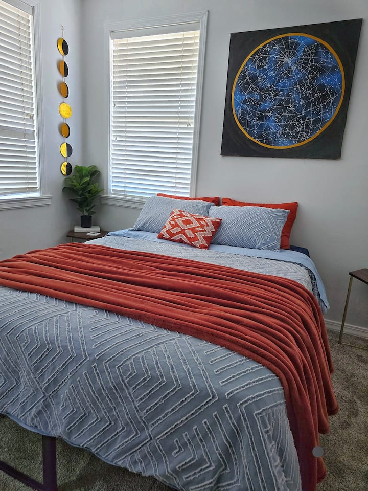 חדר בהשראת רייבנקלו. החדר הזה נמצא בקומה התחתונה/הראשית. בחדר הזה יש מזרן קווין סייז. יש שירותים של ג'ק וג'יל שמחוברים לחדר הזה שמתחברים למטבח.