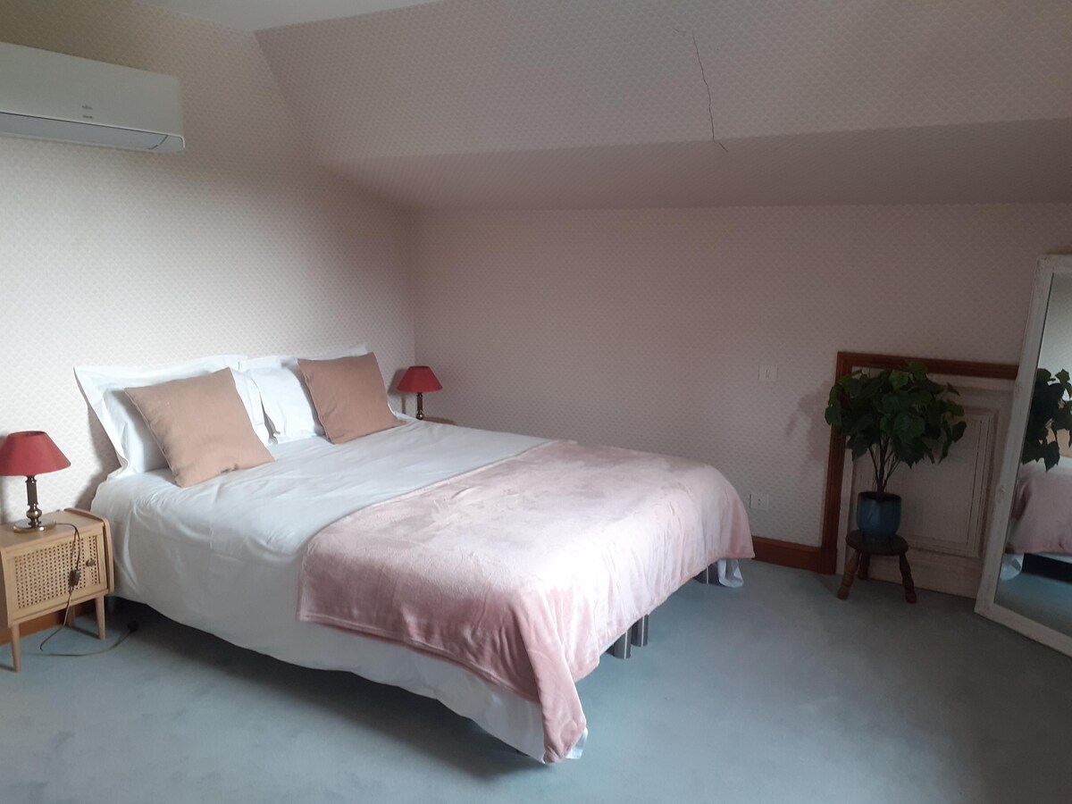 Преку соба која овозможува пристап до спалните соби 4 и 5 