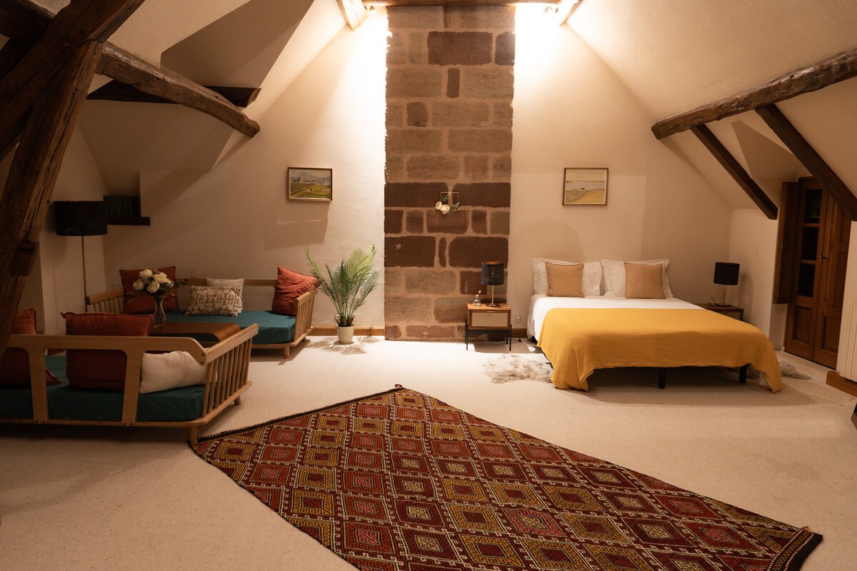 Семејна соба која може да се претвори во повеќекреветна соба. Исто така, постои и мезанин во кој може да се сместат две деца на возраст од 4 до 10 години. 