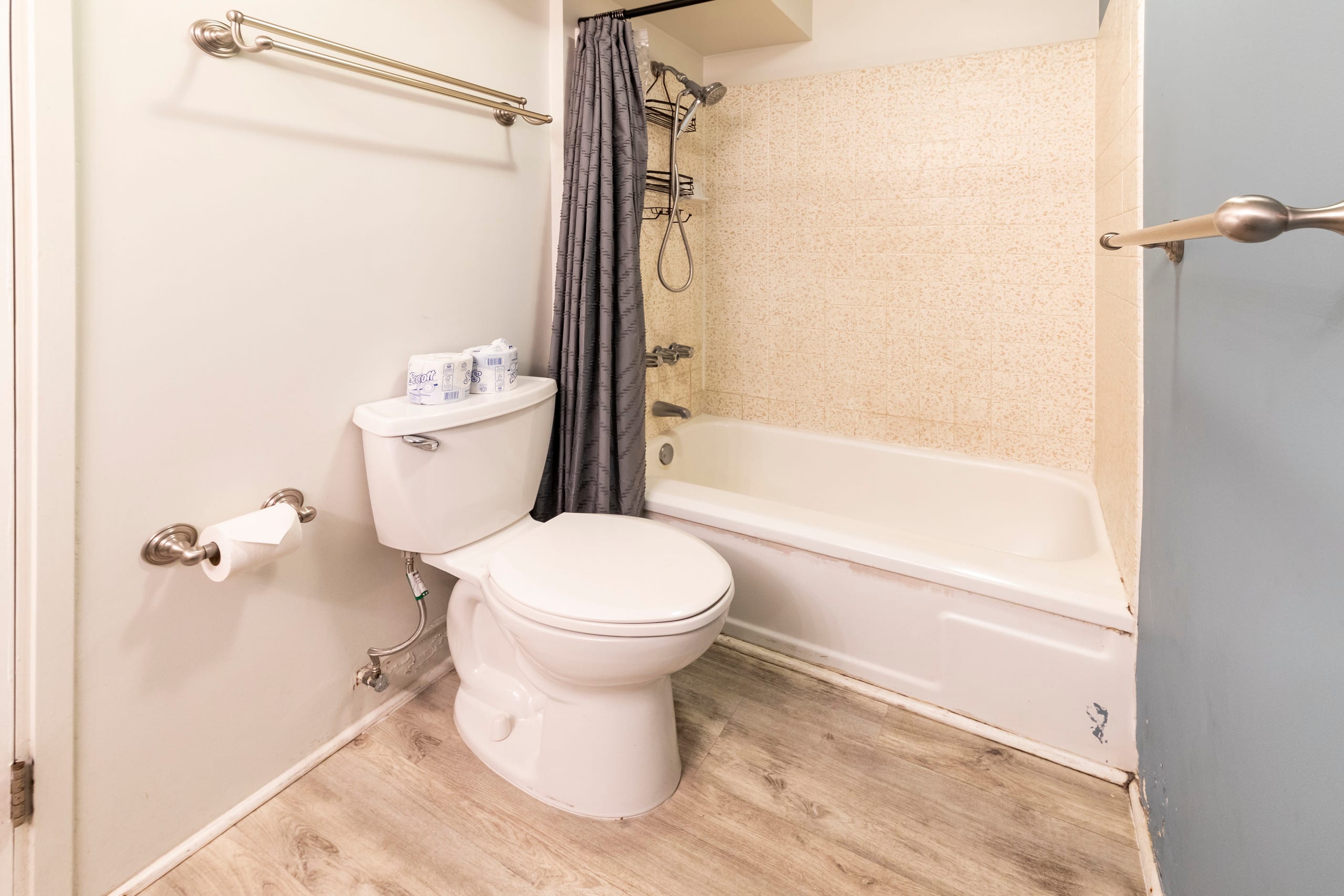 Condo in Honolulu · ★4.65 · 1 bedroom · 2 beds · 1 private bath - Image 11
