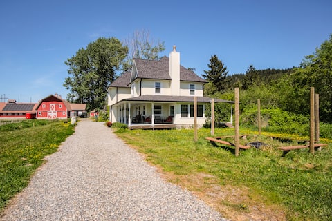 6BR Cozy Farmhouse Retreat w/ Sunset Views & Fun
