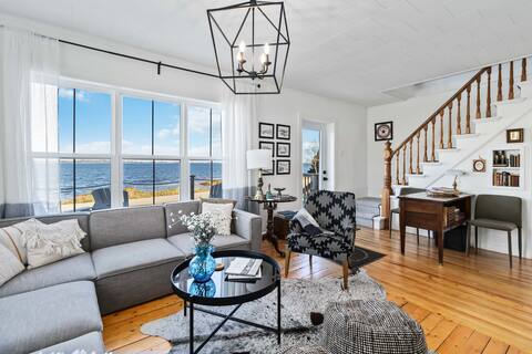 Oceanfront holiday home minutes from Lunenburg