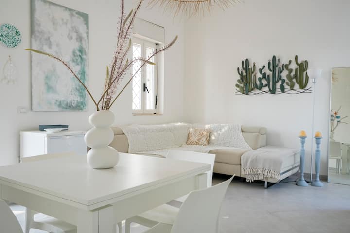 Sala de estar con una mesa de comedor desplegable si es necesario.