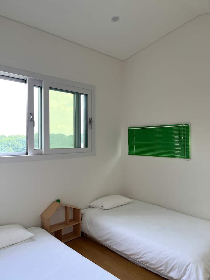 Spavaća soba na 2. katu namijenjena je za 3 ili više osoba.