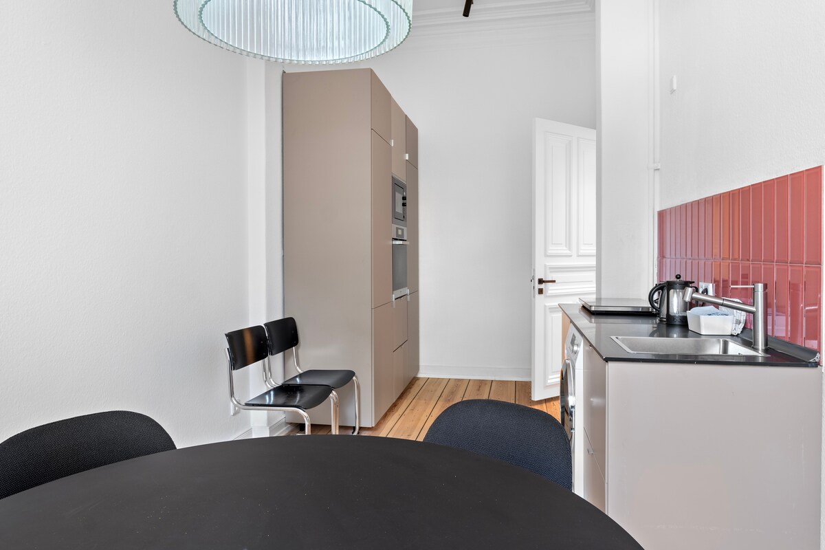 Popular Airbnb listing: Park Lane Central Apartment 1 | The Suites in Neustadt