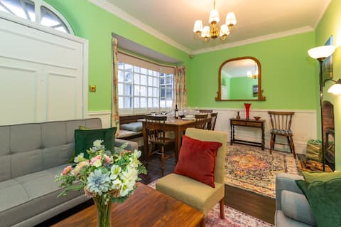 Spacious home to sleep 9 in the heart of the Hills