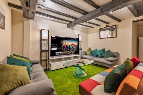 Spacious home to sleep 9 in the heart of the Hills