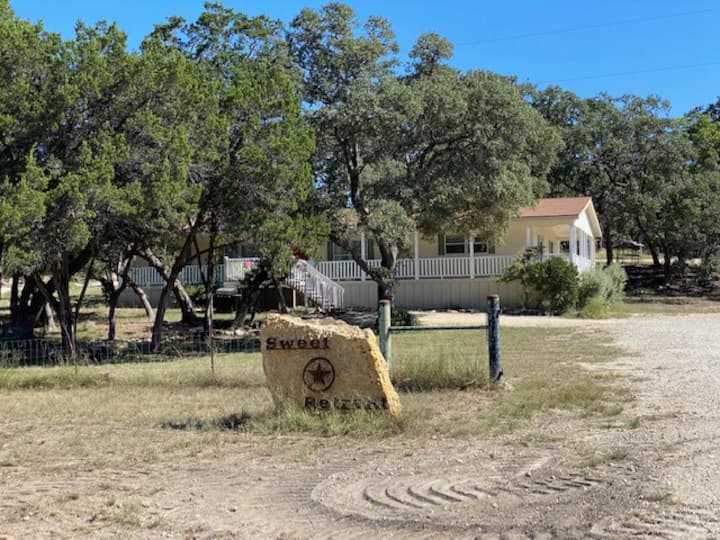Sweet Retreat | 3 Bdr Hill Country Views & Grill - Canyon Lake, TX