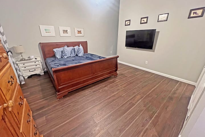 Dormitorio principal (ubicado en el piso principal): cama tamaño king, una sala de estar, baño privado y un televisor inteligente (debes proporcionar tus propias credenciales de inicio de sesión para los servicios de streaming)