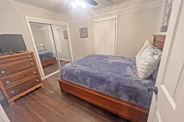 Dormitorio #2 (ubicado en el piso principal): cama tamaño queen y TV inteligente (debes proporcionar tus propias credenciales de inicio de sesión para los servicios de streaming)