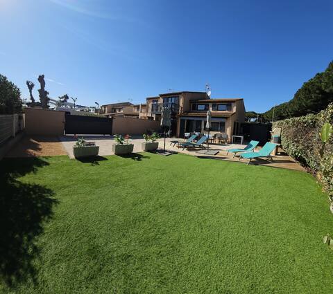 Comfortable vacation home, swimming pools, 300 m from the sea