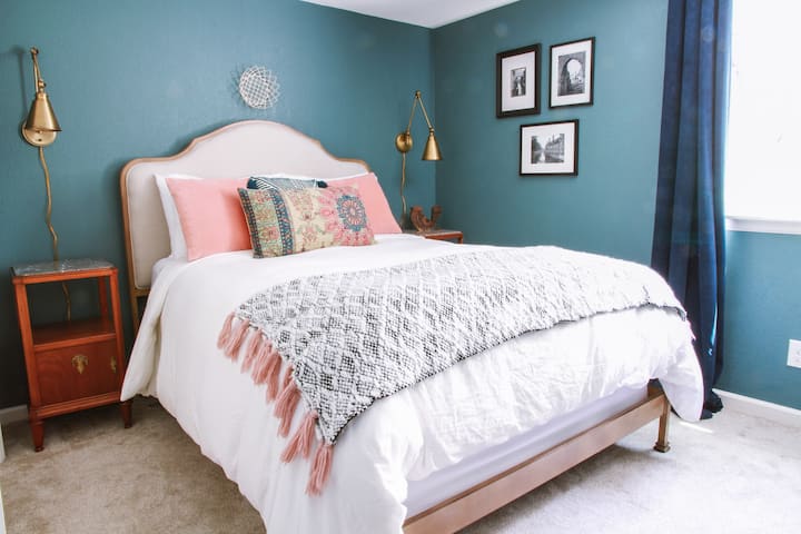 Брачна спална соба лоцирана во подрум