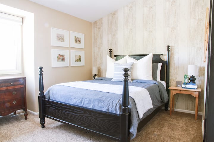 Спална соба  бр. 2 со брачен кревет (широк 150-179 см). Се наоѓа на горното ниво.