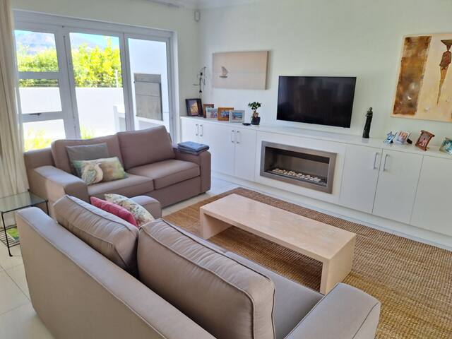 Modern bright and airy townhouse near the beach. gallery image 3