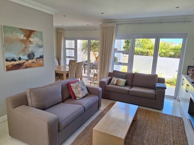 Modern bright and airy townhouse near the beach. gallery image 4