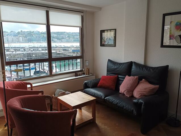 Apartamento con vistas en el puerto de Donostia. gallery image 2