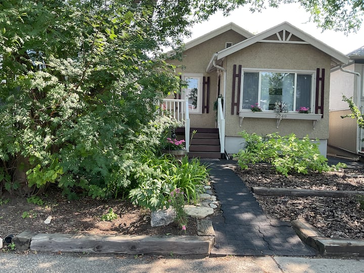 Clean N Quiet 
2 Bedroom House - Regina