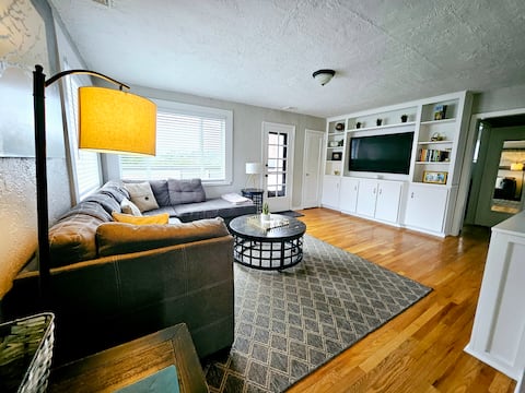 Successful Airbnb property: Golden White House -1 Block Downtown Golden /Mines in Golden