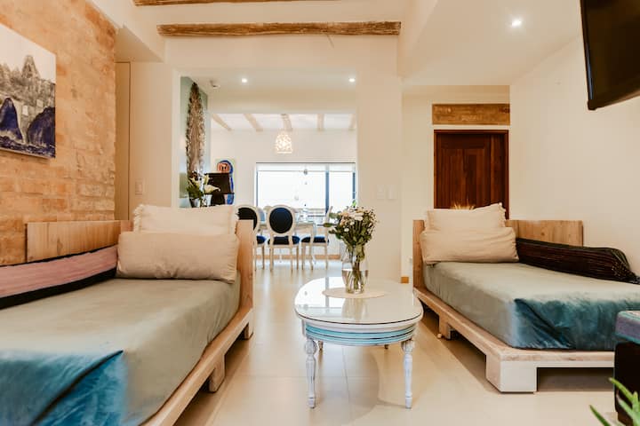 ניתן לשלב מיטות טווין בסלון למלכה, במידת הצורך.