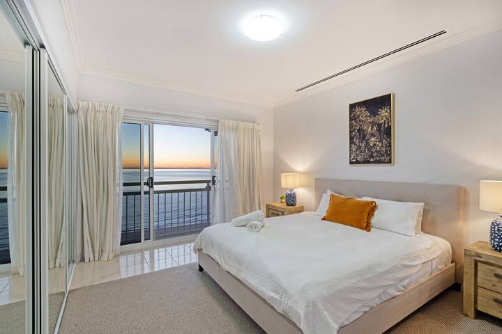 Deep Blue 13 – Beachfront Apartment gallery image 3