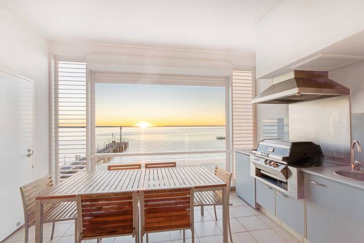 Deep Blue 13 – Beachfront Apartment gallery image 2