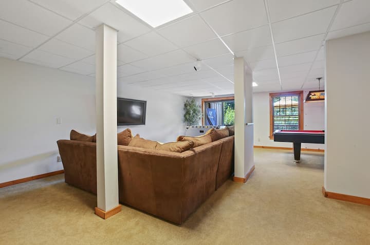 Ქვედა სათამაშო ოთახში დასაკიდი საკმარისი სივრცეა უკანა ტერასაზე შეზლონგით სკამებით.