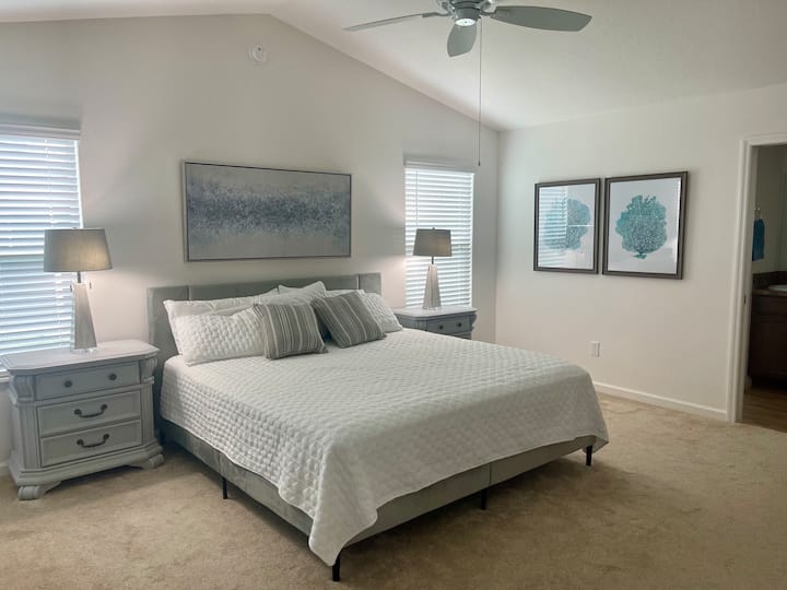 主卧配有加大双人床，配有梦幻云床垫