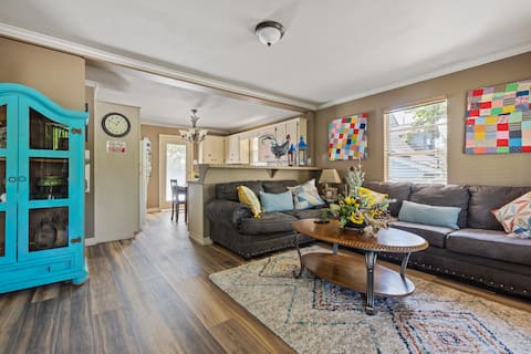 Entire Cottage With Deck -BiG Discount -long stays