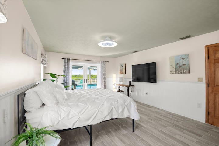 Master BR tiene cama tamaño king, cama de día para bebés, escritorio de oficina, vestidor, armario con forro, baño completo con ducha grande para 2 personas. 