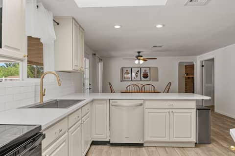 *NEW* 4BR/2BTH • Pool & Grill • Central Location