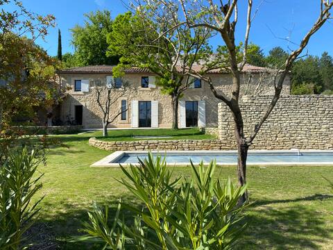 Farmhouse in Luberon in the heart of the vineyards with view