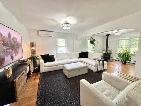 Chic Downtown Cottage | Ultra Walkable | Hot Tub