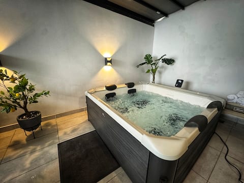 Luxury 2 BR Duplex w/Jacuzzi & patio - Athens